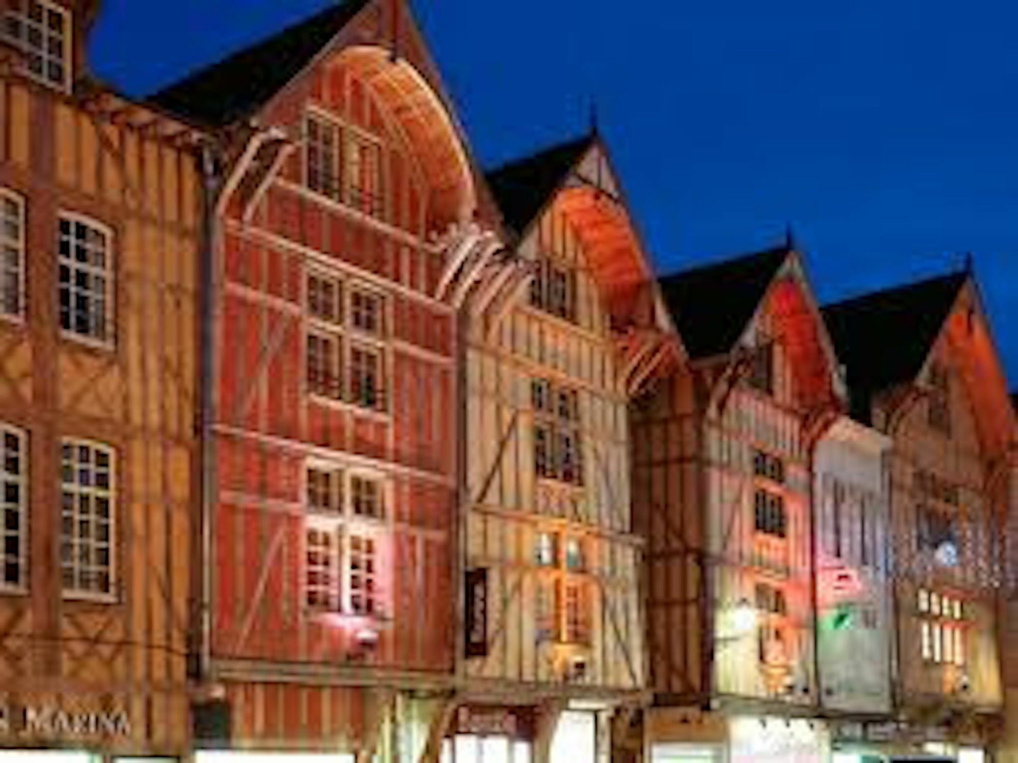 Logis Hotel Du Cirque Troyes Centre Historique Esterno foto