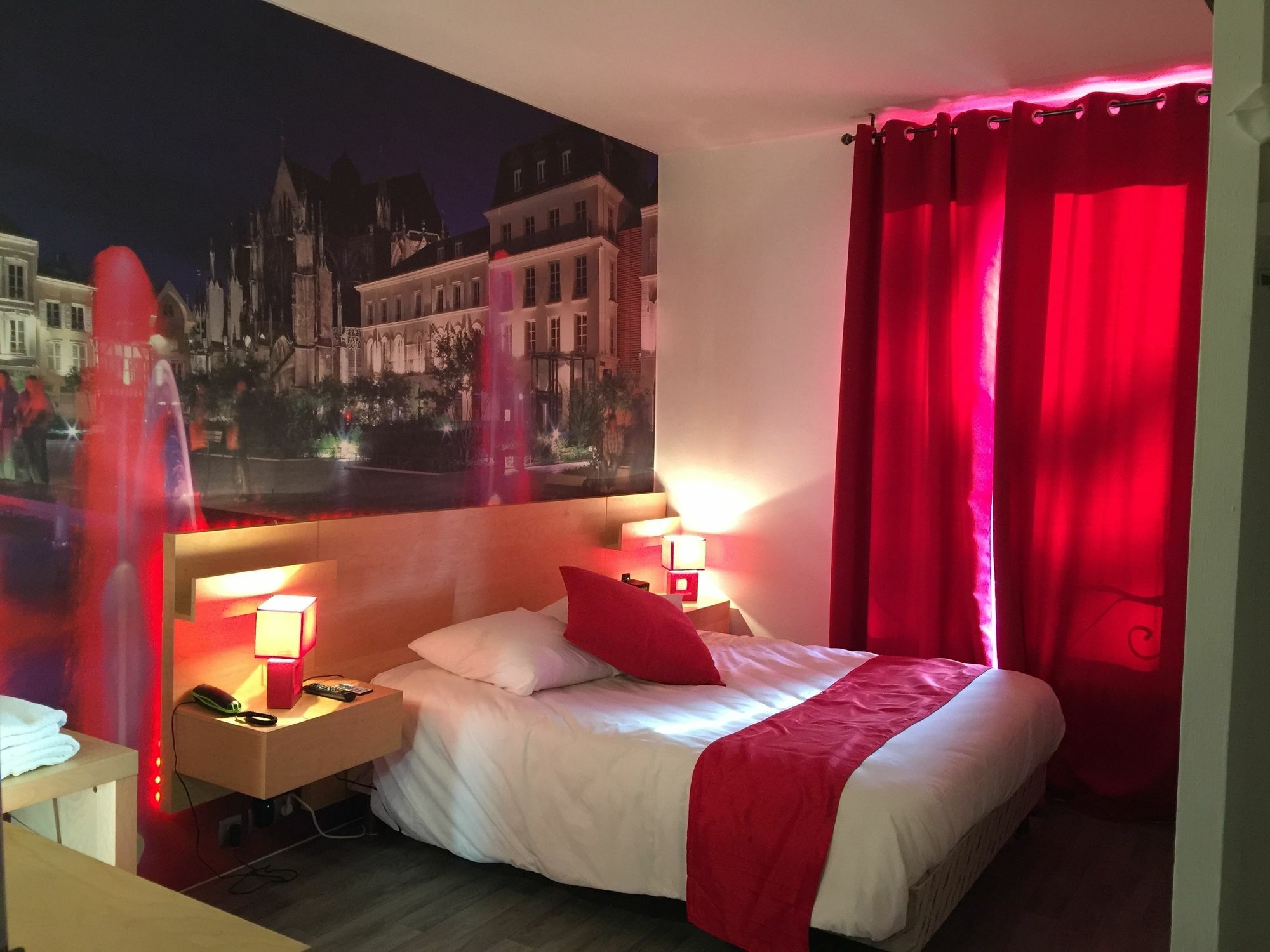 Logis Hotel Du Cirque Troyes Centre Historique Esterno foto